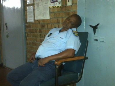 Rooi gesigte vir manne in blou